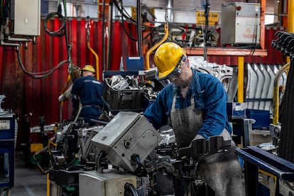 Trabajadores en la planta de ensamblaje de Renault-Sofasa Envigado en Medellín, Colombia, el pasado 2 de abril.