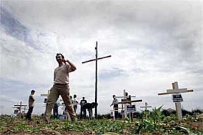 Militantes del Bloc y vecinos de Burjassot plantaron cruces ayer en una huerta.