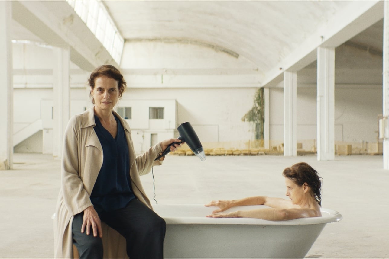 La actriz brasileña Denise Fraga como Gilda, en un momento de la película 'Soñando con leones' (2024), de Paolo Marinou-Blanco.