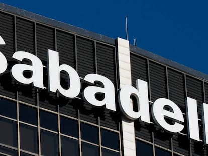 Sabadell y sindicatos cierran un acuerdo por el ERE: el banco rebaja las salidas a 1.380