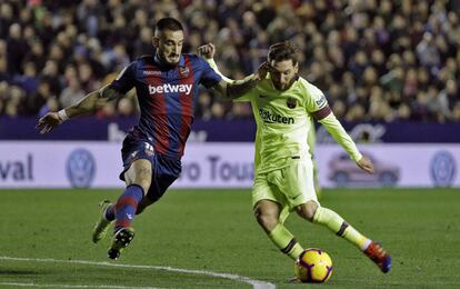 El delantero del FC Barcelona Leo Messi juega un balón ante Erick Cabaco.