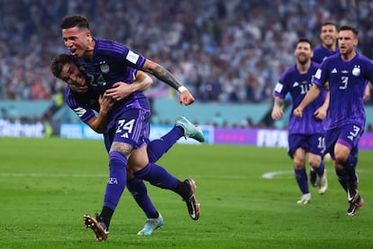 Julian Alvarez (izquierda) celebrando el segundo gol de Argentina frente a Polonia.