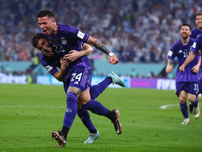 Julian Alvarez (izquierda) celebrando el segundo gol de Argentina frente a Polonia.