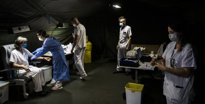 Hospital de campaña instalado en el parking del Hospital Universitario Central de Asturias (HUCA), donde se realizan las pruebas de rastreo a sanitarios que están en contacto con pacientes Covid.