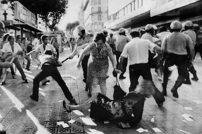 Agentes de la Policía Nacional cargan contra una concentración de trabajadores en las puertas de El Corte Inglés de Barcelona, durante la jornada de huelga general del 20-J de 1985, convocada en toda España por las centrales sindicales en protesta por el recorte de las pensiones.