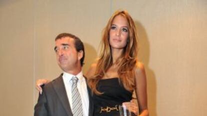 Arnaud Lagardère, con su novia, la modelo belga Jade Foret, en una conferencia de prensa en Bruselas el 17 de octubre de 2011