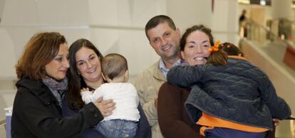 Cristina Mart&iacute;n y Alicia Sirvent (derecha) con dos ni&ntilde;as de acogida en sus brazos.