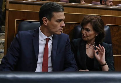 Pedro Sánchez, junto a la vicepresidenta del Gobierno, en el Congreso.