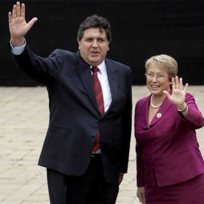 El presidente peruano, Alan García, junto a su par chilena, Michelle Bachelet, en Santiago en noviembre de 2007.