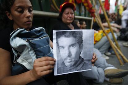 Una militante del Partido Obrero (PO) sostiene una foto de Mariano Ferreyra, miembro del colectivo fallecido a causa de unos disparos en un choque entre manifestantes y sindicalistas del sector ferroviario