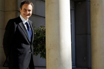 Zapatero espera a Rajoy en las escaleras de La Moncloa. El presidente del Gobierno declaró en una entrevista publicada por EL PAÍS el pasado domingo que la cooperación con el principal partido de la oposición es "clave" para acabar con ETA.