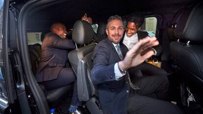 El rapero A$AP Rocky (vestido con camisa blanca) se felicita tras quedar en libertad a la espera de una sentencia en Estocolmo (Suecia).