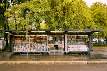 Puesto callejero de libros en Piazzale Susa, en el barrio de Acquuabella.