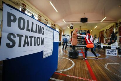 Residentes locales emiten su voto en un club de boxeo en Kingston-Upon-Hullen, al norte de Inglaterra.