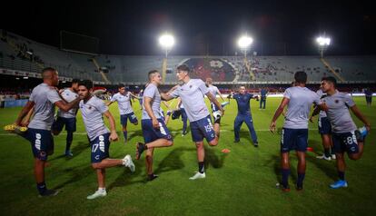 Los futbolistas de Veracruz, durante un calentamiento. 