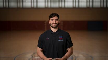 Ludovic Fàbregas agarra el balón en la pista de la Ciudad Deportiva del Barcelona.