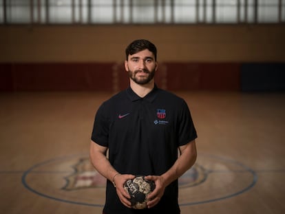 Ludovic Fàbregas agarra el balón en la pista de la Ciudad Deportiva del Barcelona.