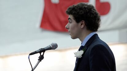 Luigi Mangione pronunciaba en 2016 un discurso en la Escuela Gilman, en Baltimore (Maryland), en una imagen de 'The Baltimore Sun'.