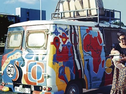 Rosa Mar&iacute;a Calaf, cruzando &Aacute;frica en 1973 en una furgoneta de reparto. 