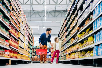 Una parte importante del presupuesto familiar se va en la alimentación y el aseo. Hay que inculcar a los menores que los caprichos (helados o chuches) acaban con el verano. Por su salud y por el bolsillo.