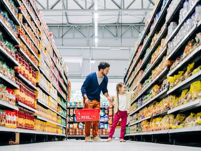 Una parte importante del presupuesto familiar se va en la alimentación y el aseo. Hay que inculcar a los menores que los caprichos (helados o chuches) acaban con el verano. Por su salud y por el bolsillo.