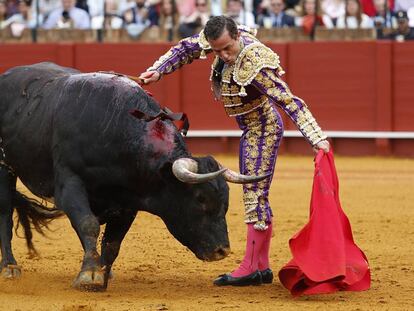 El diestro Rafaelillo, durante el primer toro la tarde de la &uacute;ltima corrida de la Feria de Abril.