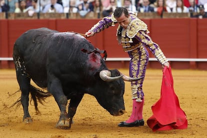 El diestro Rafaelillo, durante el primer toro la tarde de la última corrida de la Feria de Abril.