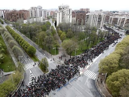 Vista aérea de la marcha por el Aberri Eguna (Día de la patria vasca) que la Red Independentistak ha convocado en Pamplona.