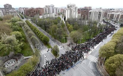 Vista aérea de la marcha por el Aberri Eguna (Día de la patria vasca) que la Red Independentistak ha convocado en Pamplona.