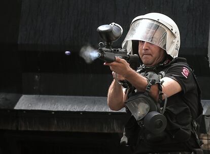 Un policía antidisturbios para dispersar a las personas que protestaban por el desastre de la mina de Soma que mató a 301 mineros, en Estambul, Turquía. Un manifestante resultó gravemente herido durante los enfrentamientos.












