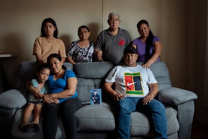 La familia de Javier Vera durante una entrevista en Guayaquil, Ecuador. En febrero de 2024.