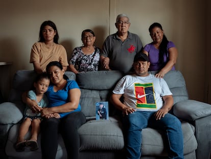 La familia de Javier Vera durante una entrevista en Guayaquil, Ecuador. En febrero de 2024.