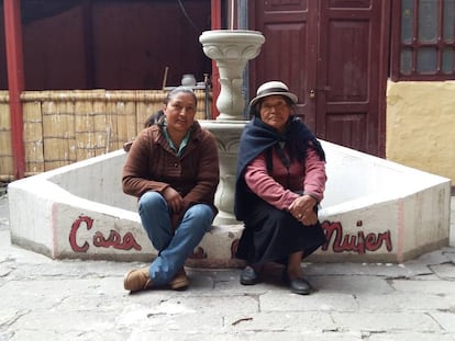 Ana Mar&iacute;a Gaucho junto a su hija, en la Casa de la Mujer.