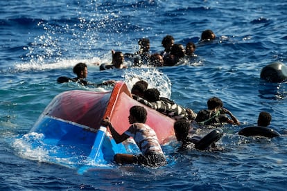 Un grupo de migrantes nadan tras el volcado de su embarcación, al sur de la isla italiana de Lampedusa en el mar Mediterráneo, el 11 de agosto de este año.