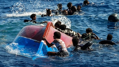 Un grupo de migrantes nadan tras el volcado de su embarcación, al sur de la isla italiana de Lampedusa en el mar Mediterráneo, el 11 de agosto de este año.