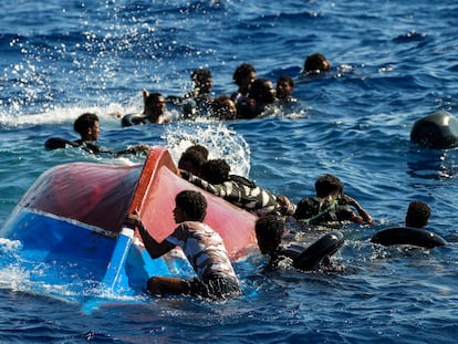 Un grupo de migrantes nadan tras el volcado de su embarcación, al sur de la isla italiana de Lampedusa en el mar Mediterráneo, el 11 de agosto de este año.