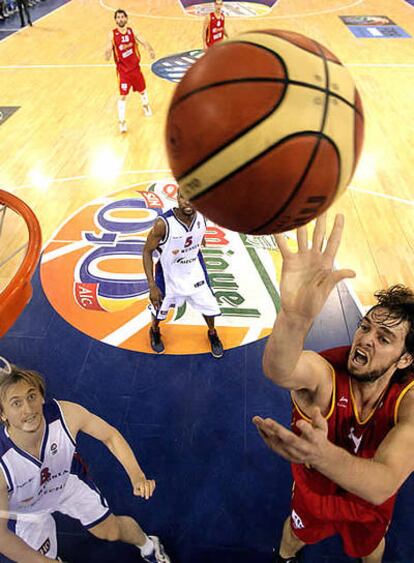 El pívot español Pau Gasol entra a canasta en el partido ante Rusia