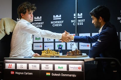 Carlsen y Gukesh se saludan al inicio de su partida de la primera ronda, este lunes en Stavanger (Noruega)