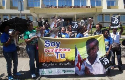 Dominicanos de ascendencia haitiana protestan frente a un tribunal en Santo Domingo.