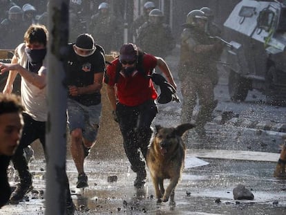 Manifestantes protestan contra el aumento del coste de vida el 20 de octubre de 2019 en Santiago, Chile.