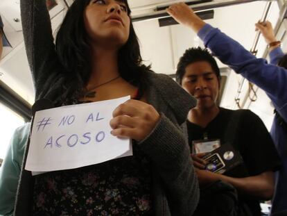 Una mujer protesta contra el acoso en un autob&uacute;s en Quito.