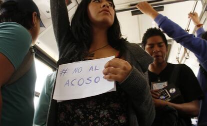 Una mujer protesta contra el acoso en un autob&uacute;s en Quito.