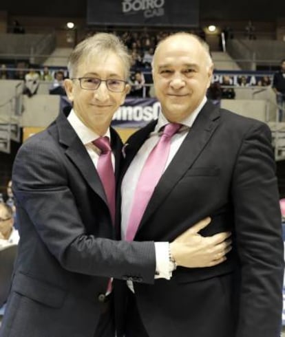 Moncho Fernández y Pablo Laso se saludan antes del Obradoiro-Madrid del sábado