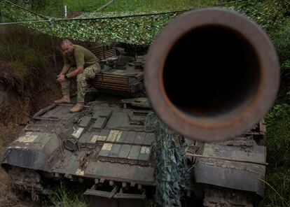 Un militar ucranio sentado en un tanque en la región oriental de Donetsk, el 12 de junio de 2023.