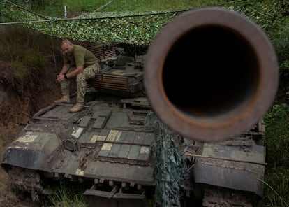 Un militar ucranio sentado en un tanque en la región oriental de Donetsk, el 12 de junio de 2023.