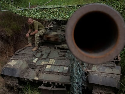 Un militar ucranio sentado en un tanque en la región oriental de Donetsk, el 12 de junio de 2023.