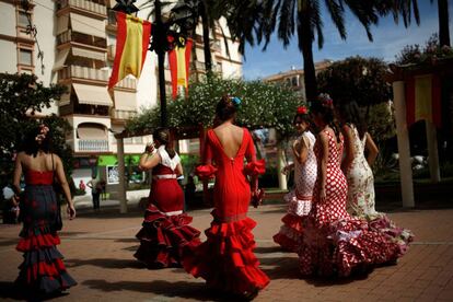 Mujeres con traje andaluz en Fuengirola el pasado 12 de octubre.