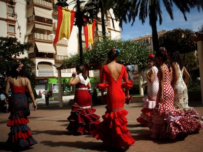 Mujeres con traje andaluz en Fuengirola el pasado 12 de octubre.