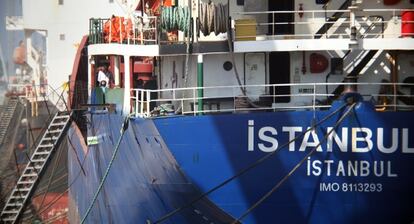 Imagen del barco donde han estado atrapados los marineros en Tarragona. 