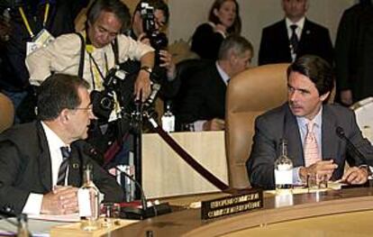 En la imagen, José María Aznar y Romano Prodi charlan en la sesión inaugural de la cumbre.